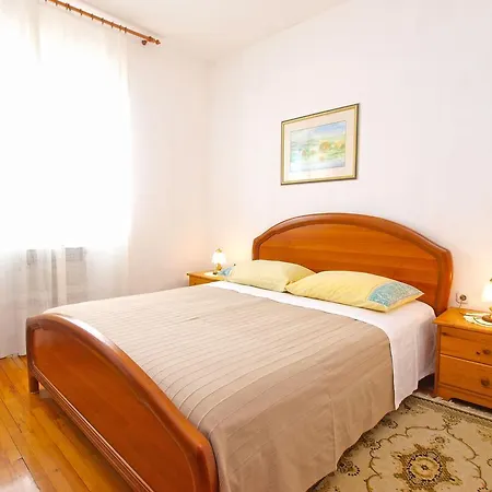 Edwin 1342 Apartment