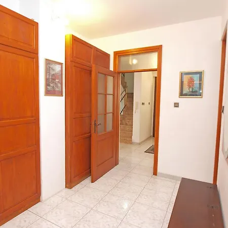 Edwin 1342 Apartment